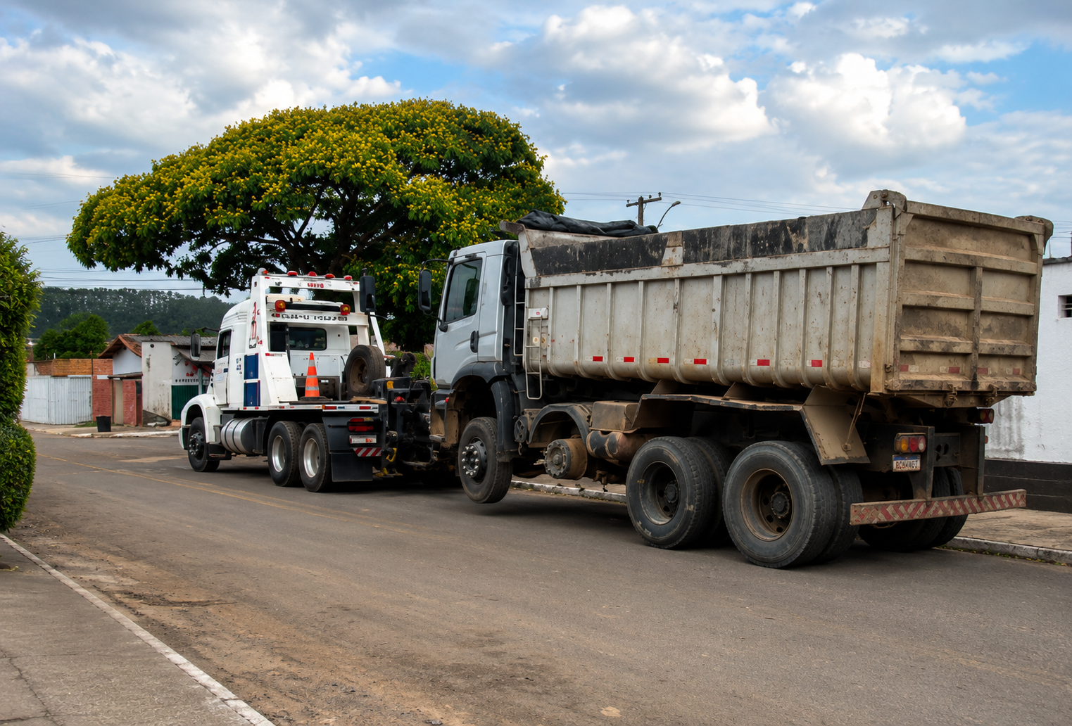 Guincho pesado rebocando caminhão caçamba